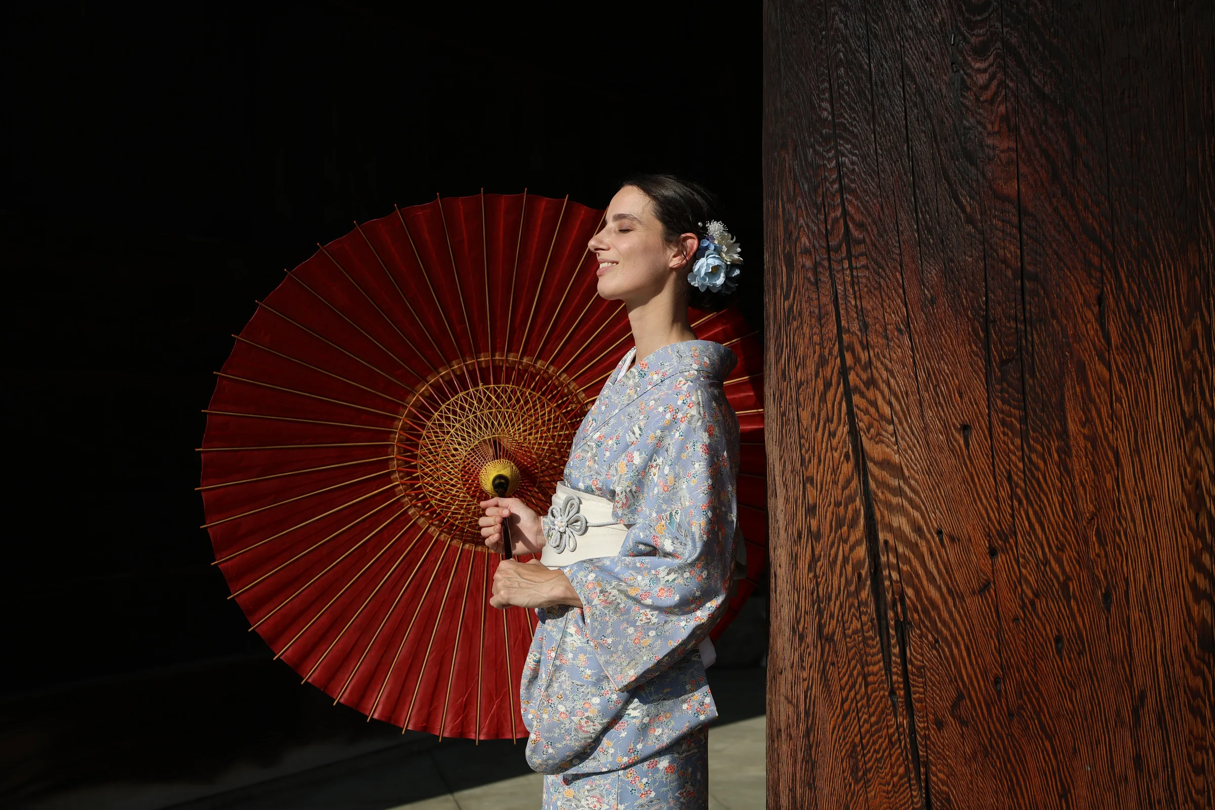 Portret in kimono met een rode parasol