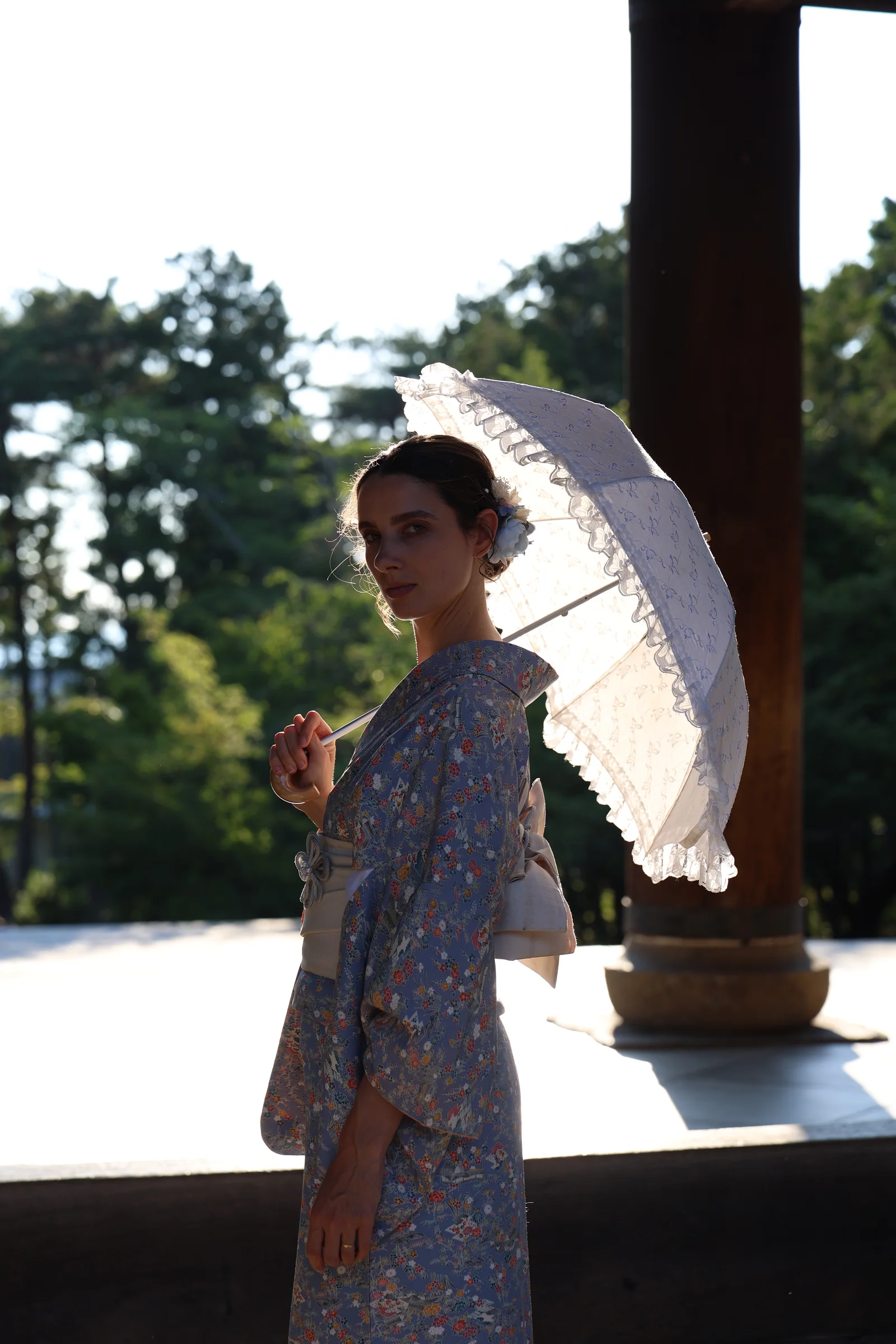 Portret in kimono met een witte parasol
