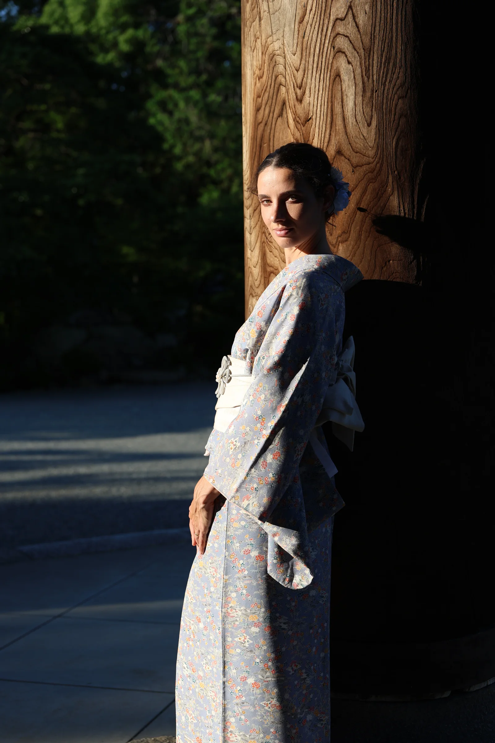 Portret in kimono naast een houten pilaar