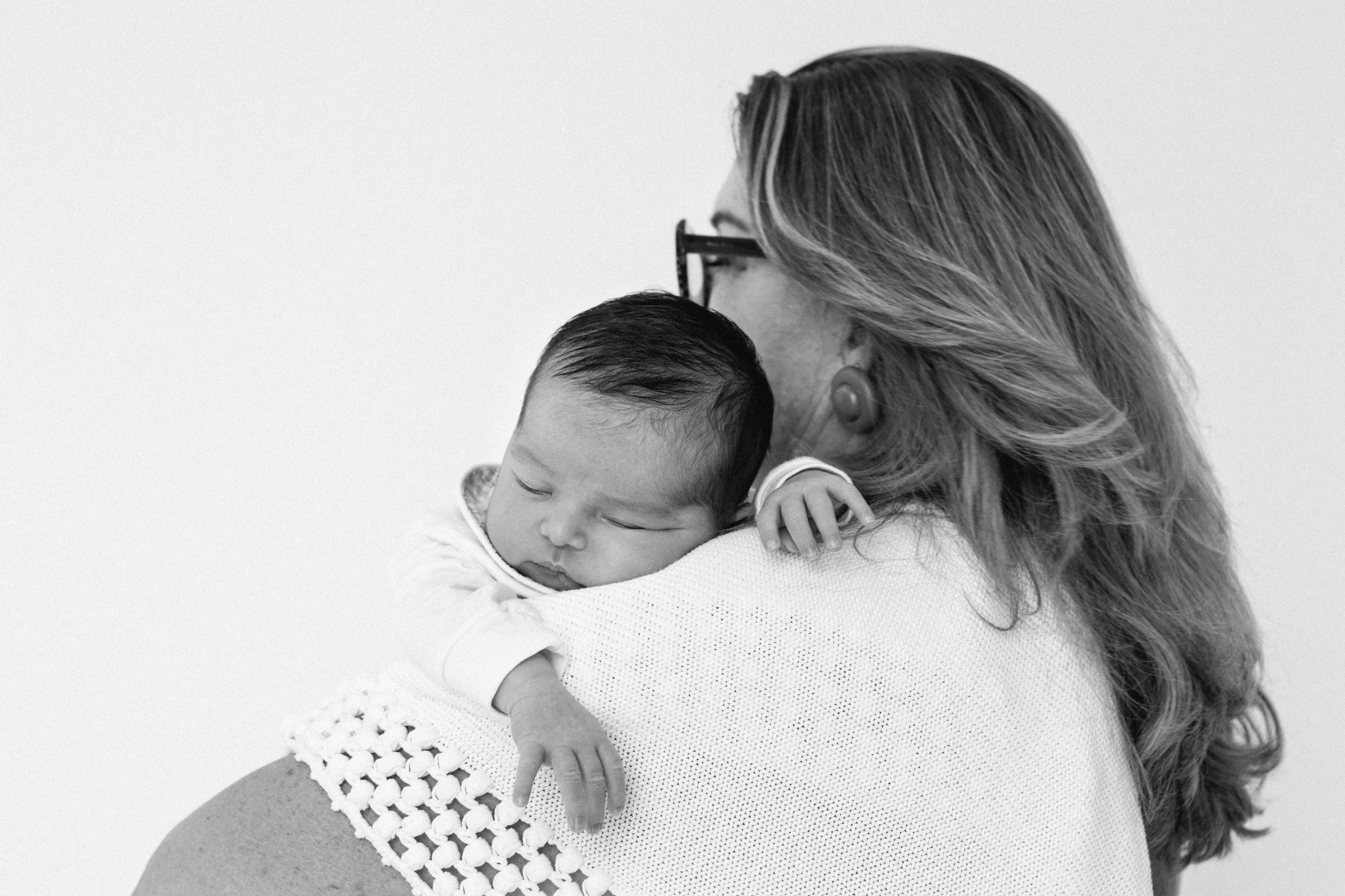 Pasgeboren baby rustend in een omhelzing