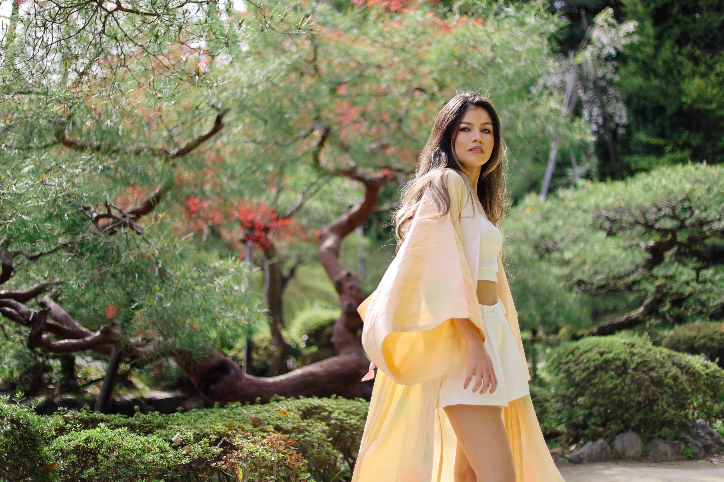 Redactioneel portret in een Japanse tuin
